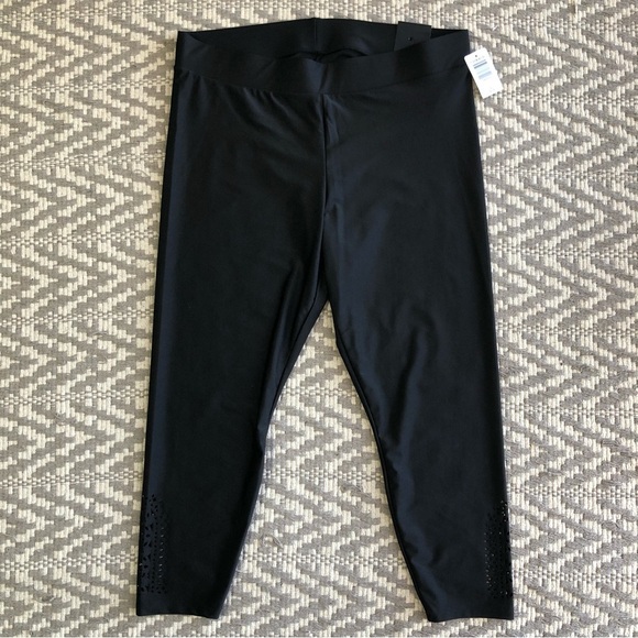 Torrid liquid black crop legging cutout side detail size 2 - Picture 1 of 11